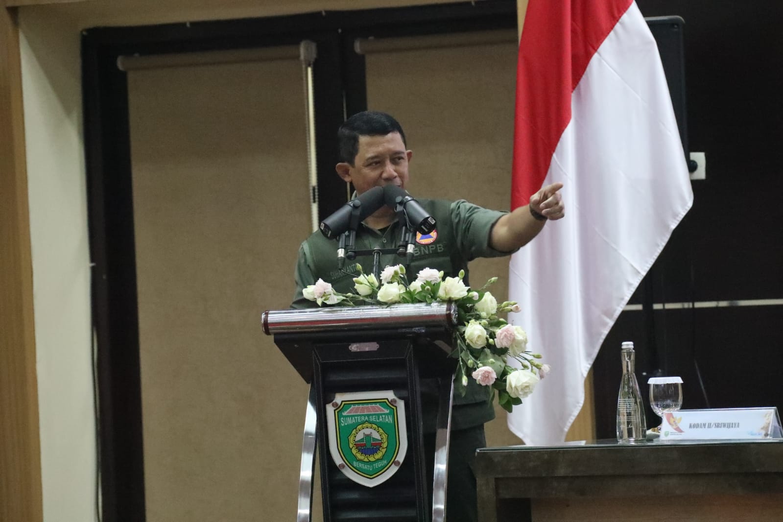 Kepala BNPB Letjen TNI Suharyanto saat memberikan arahan penanganan karhutla pada Rapat Koordinasi Penanganan Kebakaran Hutan dan Lahan di Kantor Gubernur Sumatera Selatan, Palembang, Sumatera Selatan pada Selasa (12/9).